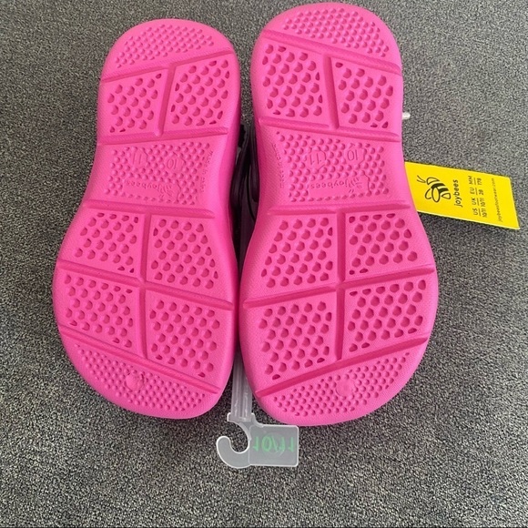 Joybees Youth Clog - Active
Sporty Pink with Charcoal Strap Size 10/11 - Picture 3 of 6